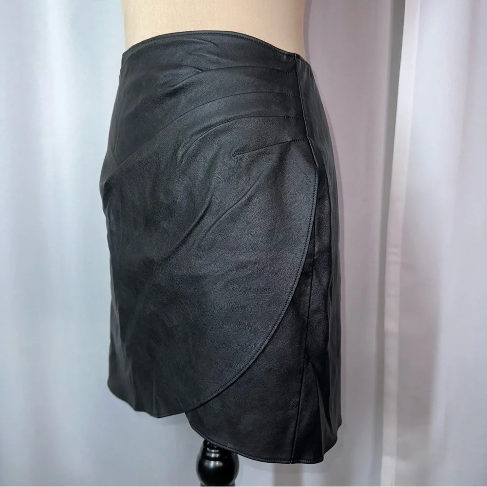 Abercrombie & Fitch Black Faux Leather Mini Skirt Gathered Side Ruching ‎ Size M